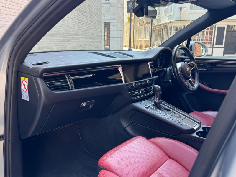 PORSCHE MACAN