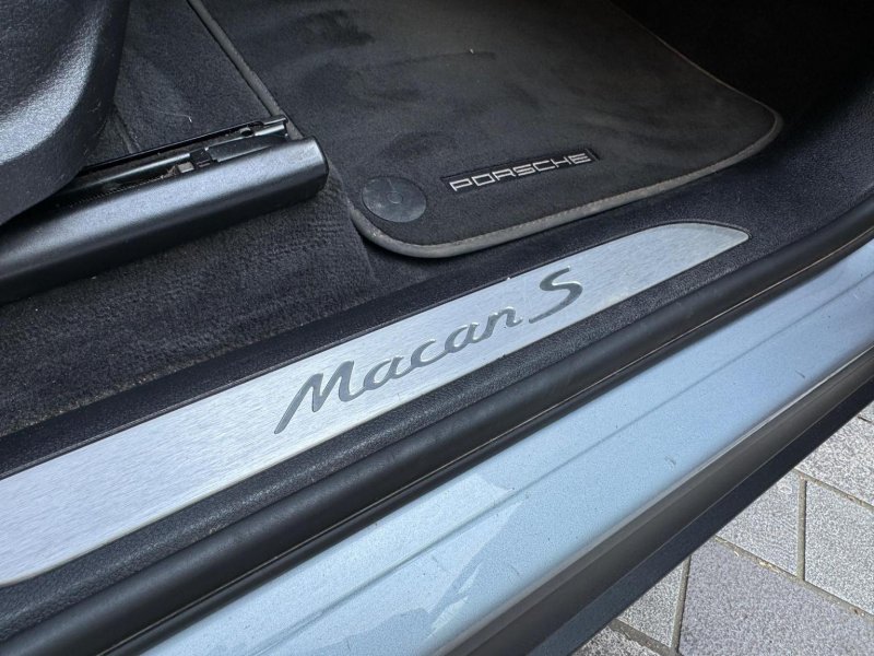 PORSCHE MACAN