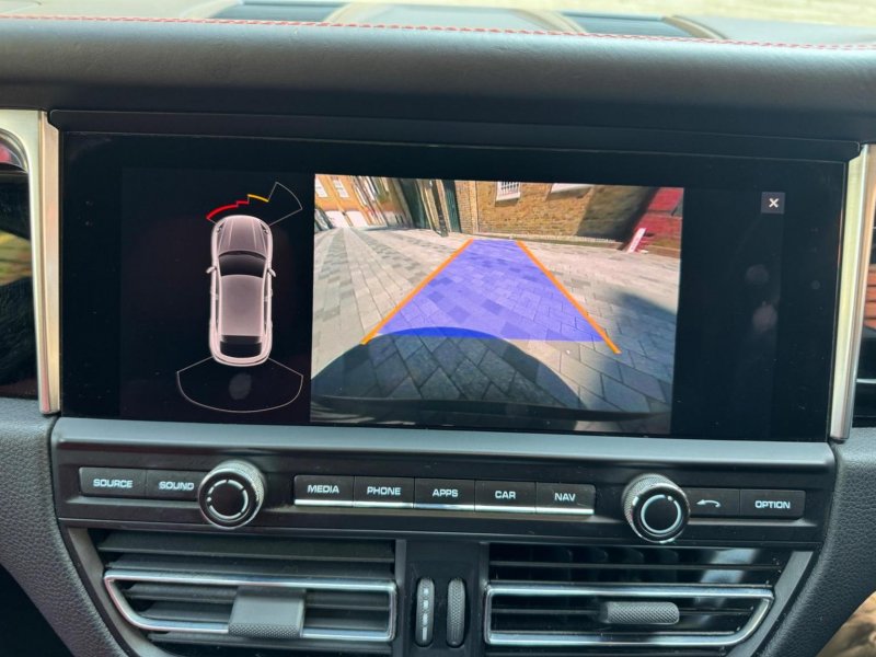 PORSCHE MACAN