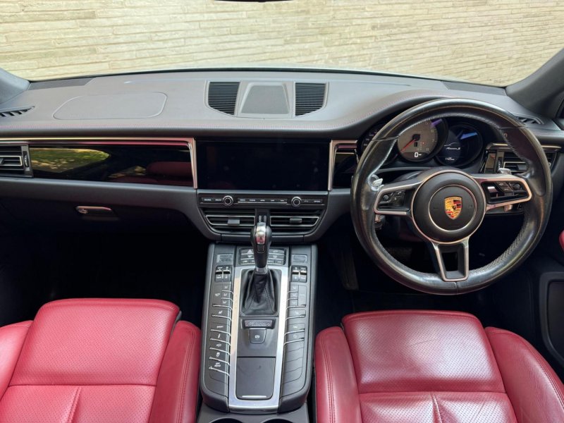 PORSCHE MACAN