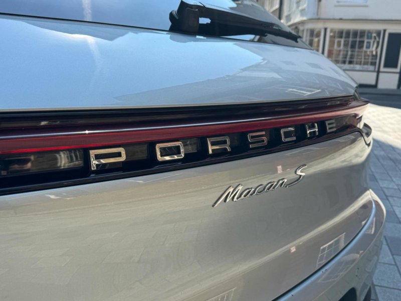 PORSCHE MACAN