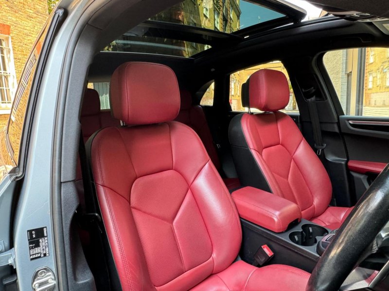 PORSCHE MACAN