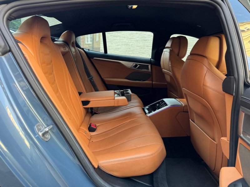 BMW 8 SERIES