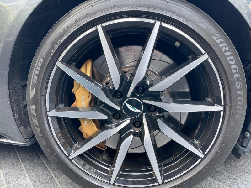 ASTON MARTIN DB11