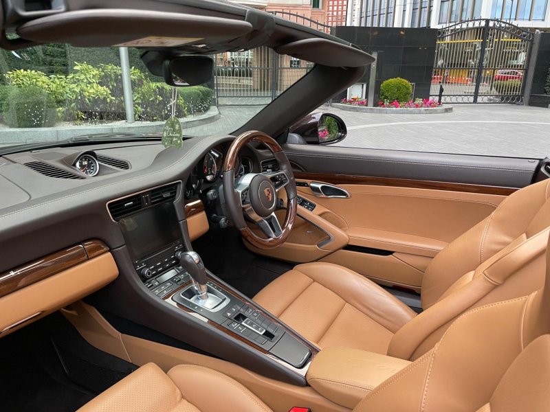 PORSCHE 911