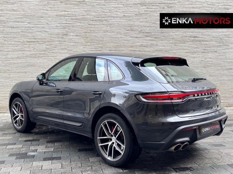 PORSCHE MACAN