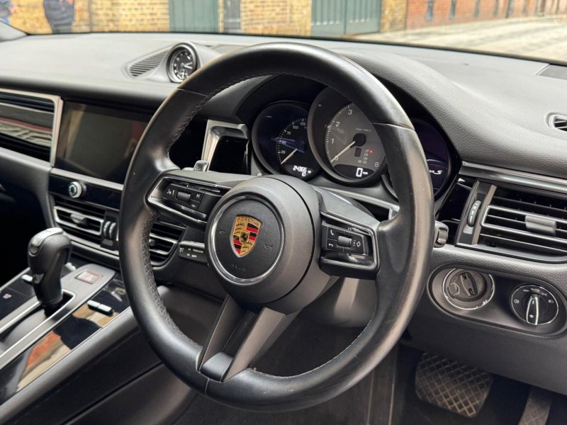 PORSCHE MACAN