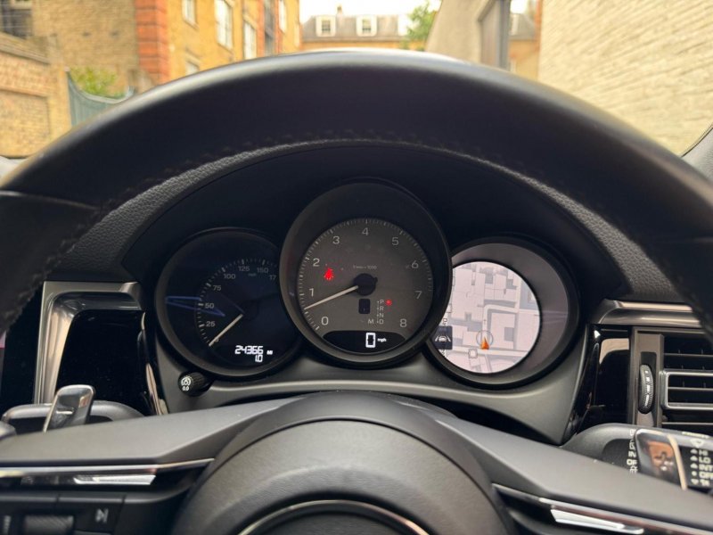 PORSCHE MACAN