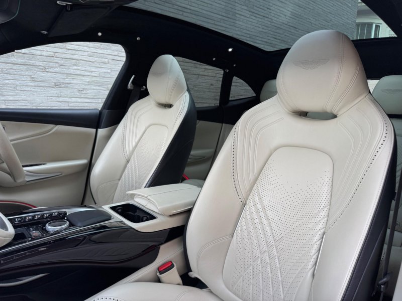 ASTON MARTIN DBX