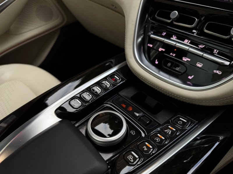 ASTON MARTIN DBX