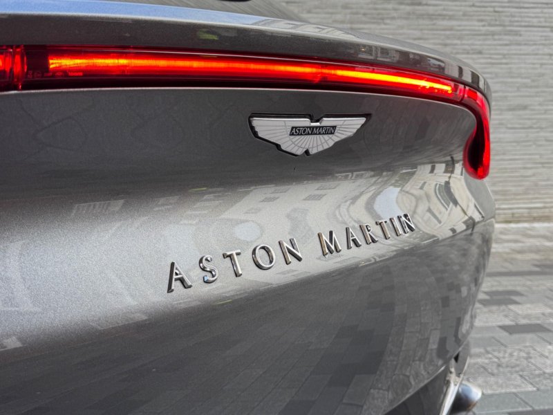 ASTON MARTIN DBX