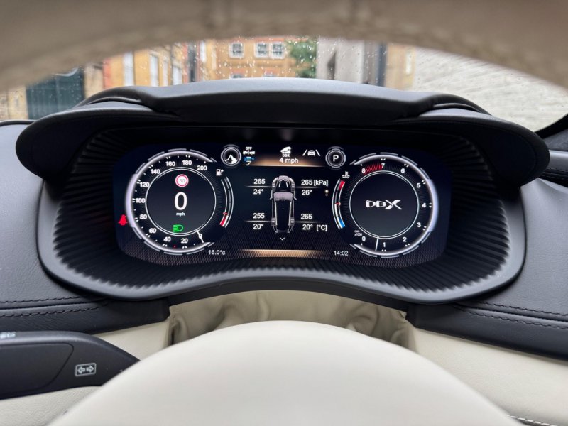 ASTON MARTIN DBX