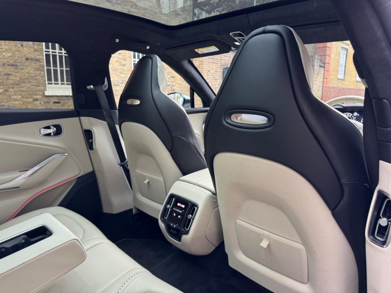 ASTON MARTIN DBX