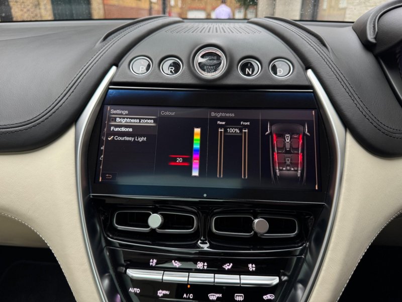 ASTON MARTIN DBX