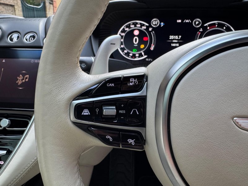 ASTON MARTIN DBX