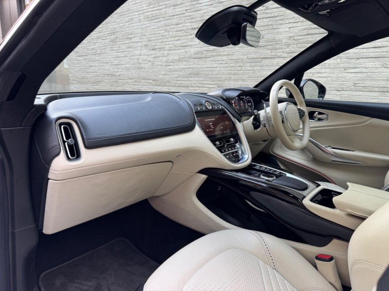 ASTON MARTIN DBX