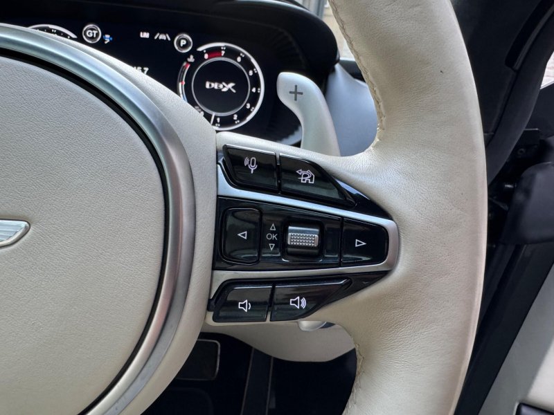 ASTON MARTIN DBX
