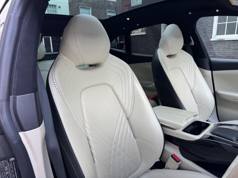 ASTON MARTIN DBX