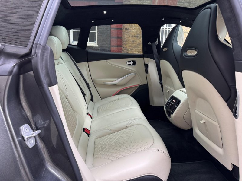 ASTON MARTIN DBX