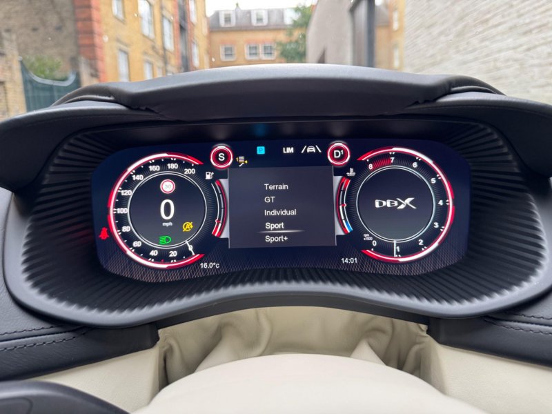 ASTON MARTIN DBX