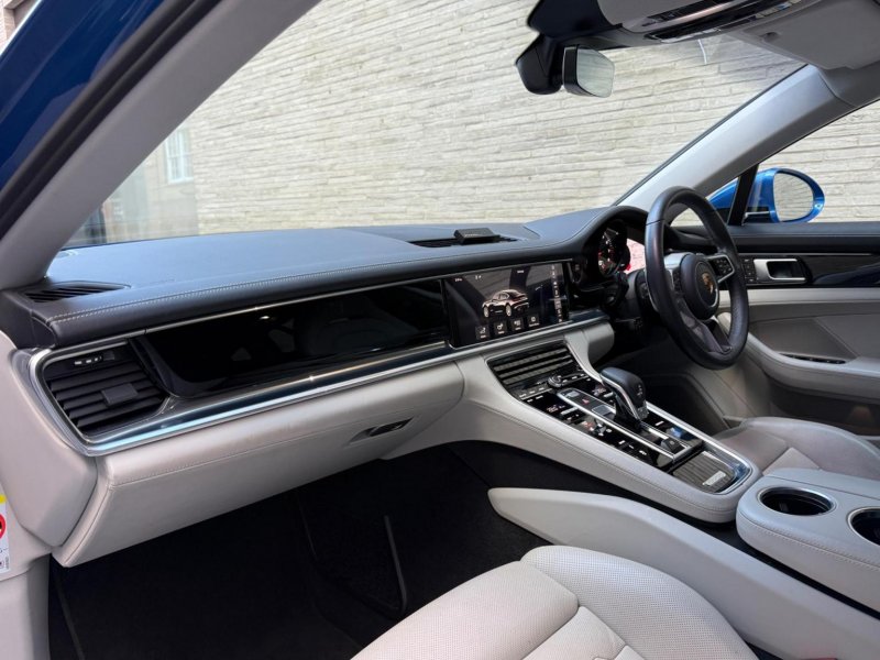 PORSCHE PANAMERA