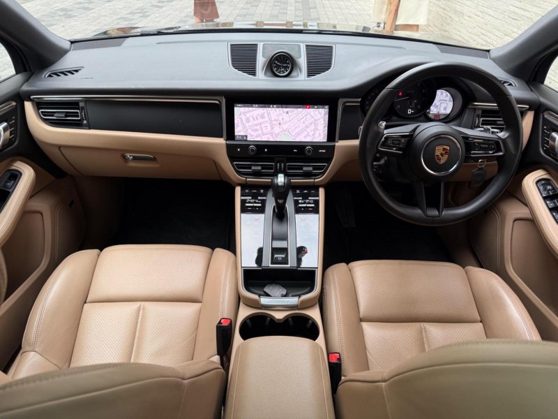 PORSCHE MACAN