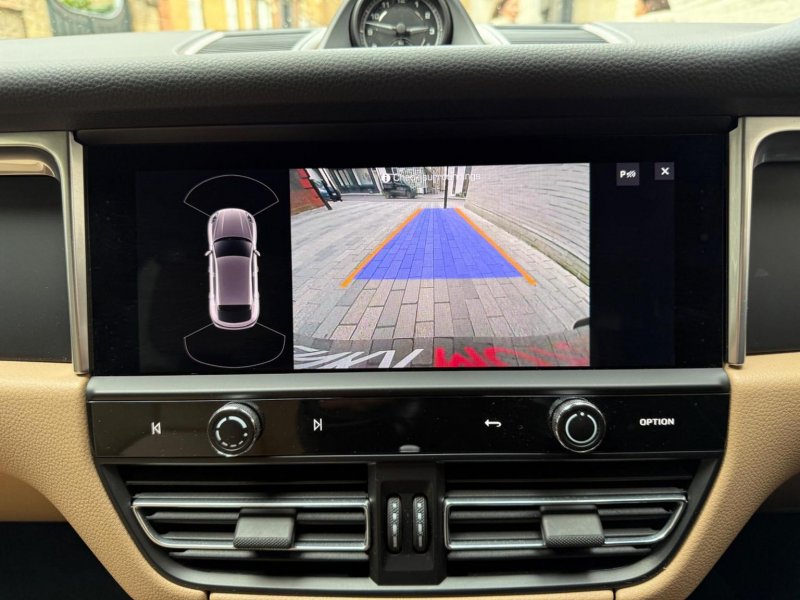 PORSCHE MACAN