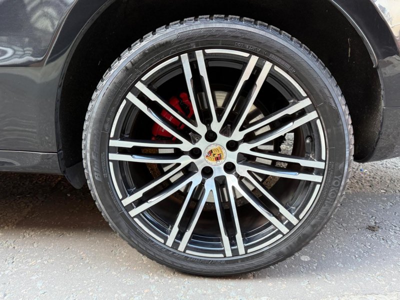 PORSCHE MACAN