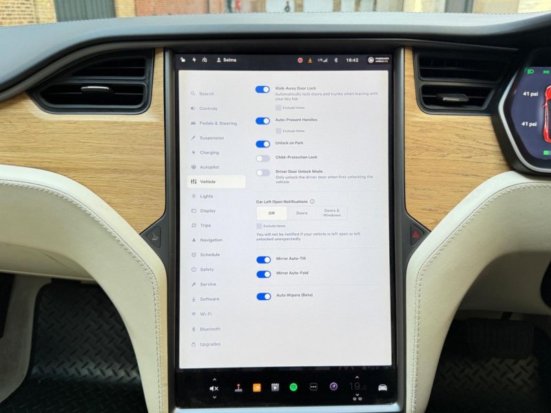 TESLA MODEL S